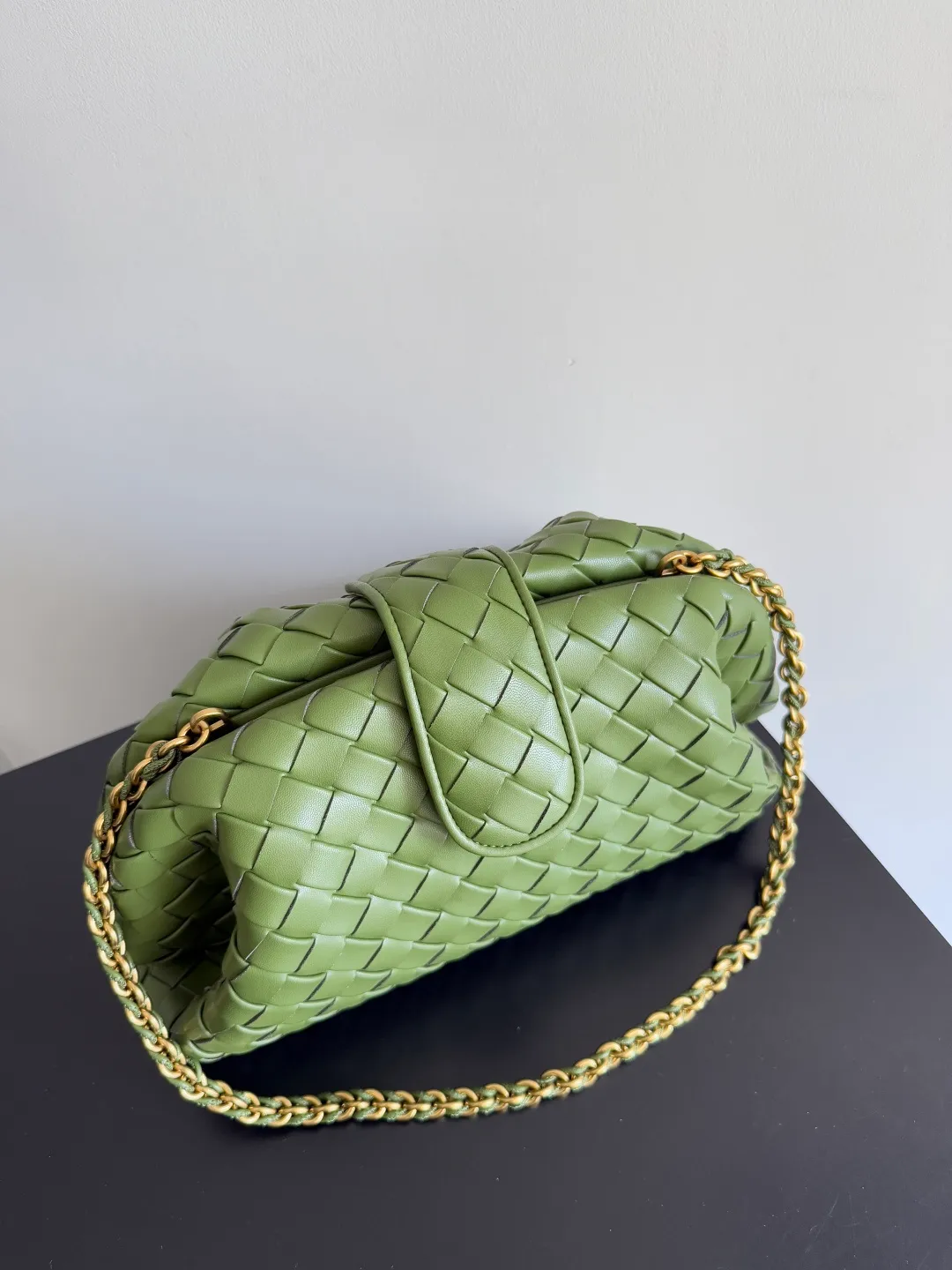 Batch 2260 BOTTEGA VENETA Lady's LAUREN CLUTCH Chain Clutch was inspired by 40 years ago. It is a perfect fusion of classic and modern bags. It is effortless and fashionable for any occasion and at any time. The newly added detachable metal chain allows people to have more ways to carry it. It is grand and elegant. Style No.: 785807 Size: 31.5*16.5*11cm